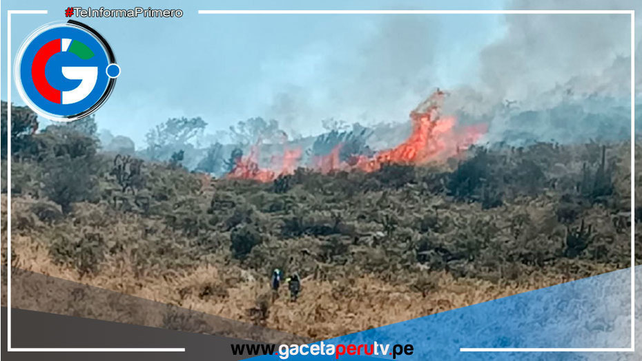 Helicóptero del Ejército Evalúa Uso de Bambi Bucket en Incendio Forestal en Arequipa