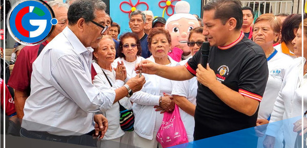 Más de 100 Adultos Mayores Celebran su Día en Comas con Anuncio de Futura Casa de Atención