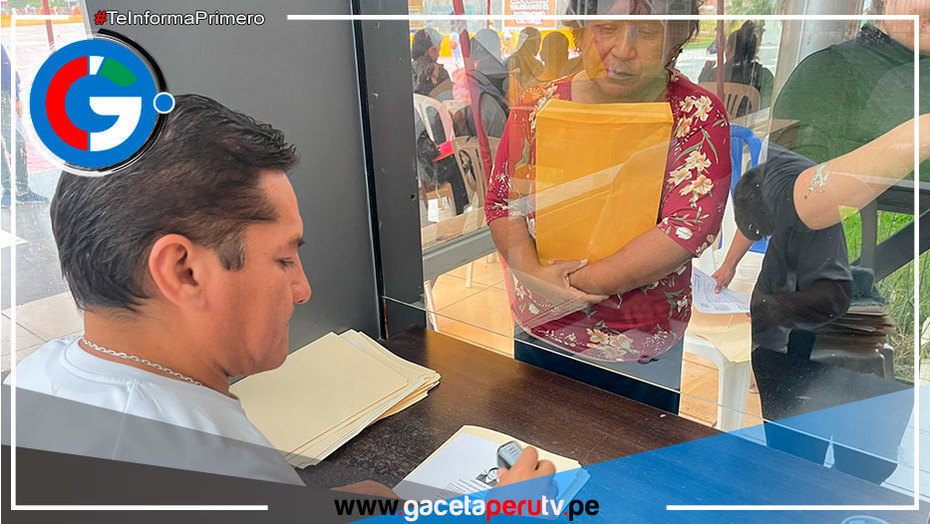 Alcalde de Comas recibe CV de jóvenes para 100 días de empleo
