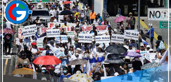 Ciudadanos marchan contra detención de inocentes y reelección de Bukele