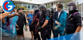 Más de 200 activistas lanzan pintura a los asistentes de una feria inmobiliaria en Barcelona