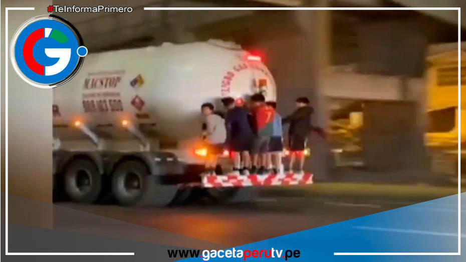 Niños se trepan a camión en plena vía evitamiento