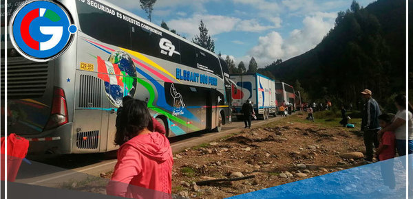 Desafío bajo la lluvia: Colapso de puente provisional paraliza la ruta hacia Ayacucho.