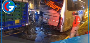 Milagro en la Panamericana Sur: dos personas sobreviven a un violento choque entre camión y ómnibus