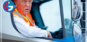 En un camión de basura y con un chaleco reflectante, Trump llegó a un mitin 