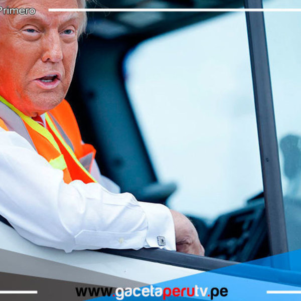 En un camión de basura y con un chaleco reflectante, Trump llegó a un mitin 
