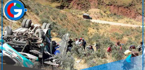 Bus cae a un precipicio: tres muertos y 25 heridos