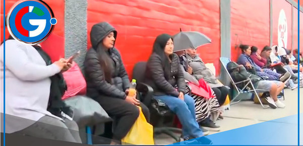 Padres acampan por matrícula en colegio Javier Heraud en San Juan de Miraflores