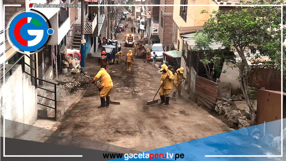 Personal de Emergencia Trabaja sin Descanso en la Remoción del Lodo en Comas