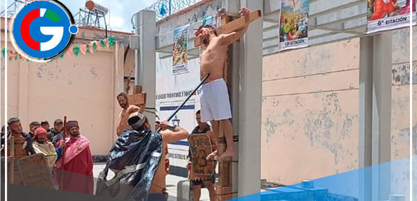 Internos del penal de Cochamarca en Pasco escenifican el Vía Crucis 