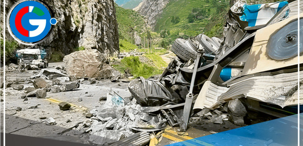Milagro en la carretera central: Choferes escapan de la muerte por caída de rocas