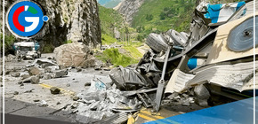 Milagro en la carretera central: Choferes escapan de la muerte por caída de rocas