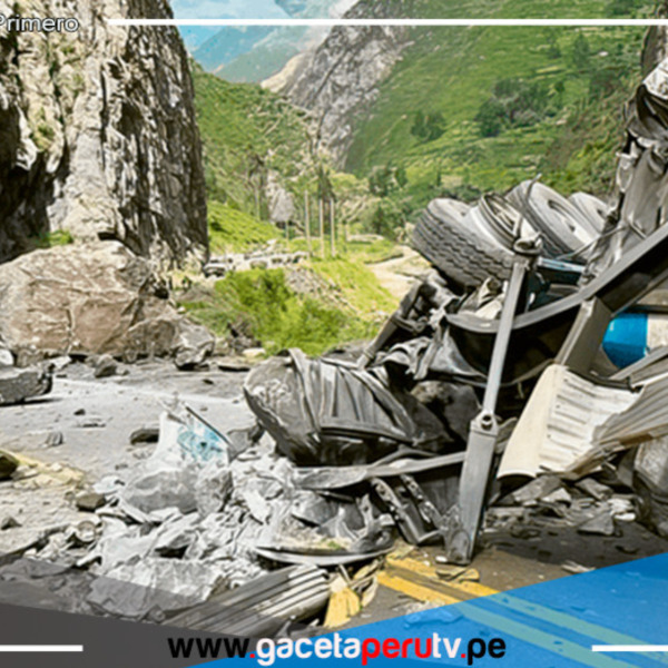 Milagro en la carretera central: Choferes escapan de la muerte por caída de rocas