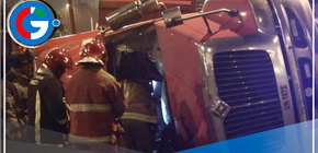 Tráiler se voltea cerca de la plaza Unión