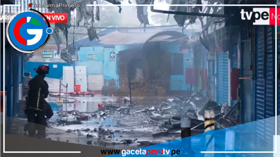 Bomberos aún trabajan para apagar totalmente incendio en el Cercado de Lima