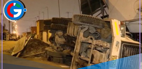 Camión se volcó contra vivienda dejando varios heridos