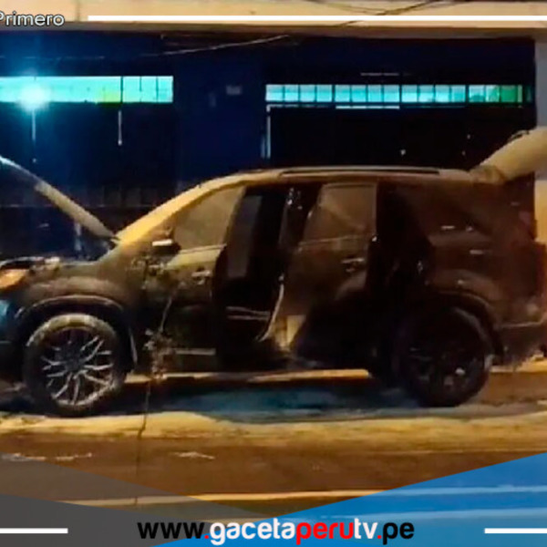 La Victoria: camioneta se incendió frente a un grifo y alarmó a los vecinos