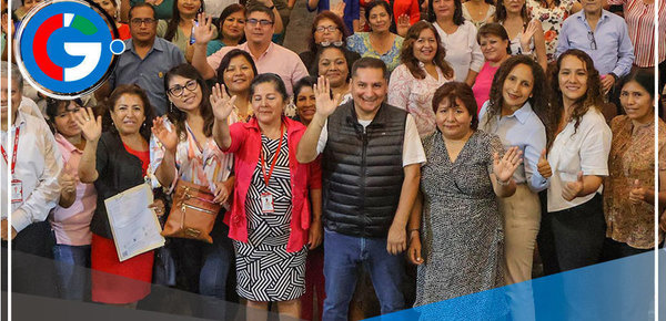 Alcalde de Comas entrega resoluciones a directivos escolares en acto protocolar