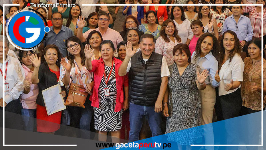 Alcalde de Comas entrega resoluciones a directivos escolares en acto protocolar