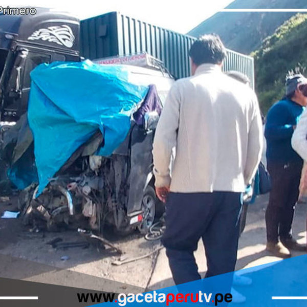 Pasco: choque frontal entre una combi y tráiler deja 10 muertos y 16 heridos 