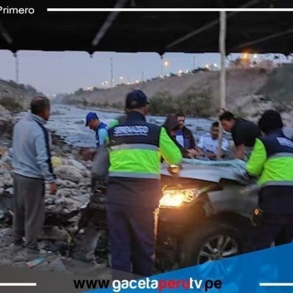 Camioneta se despista y cae al Río Rímac