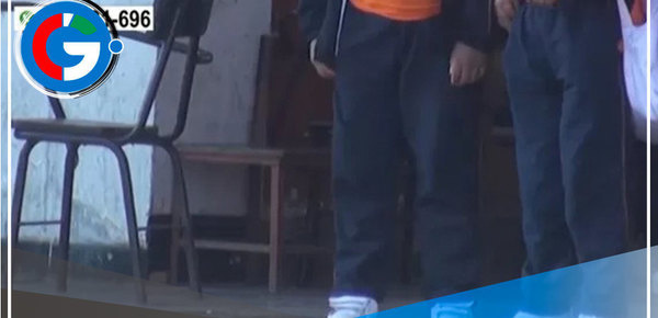 Estudiantes se pelean frente a su colegio 