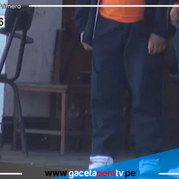 Estudiantes se pelean frente a su colegio 