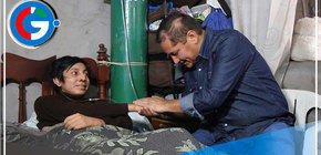 Alcalde de Comas lleva ayuda humanitaria a joven con TBC