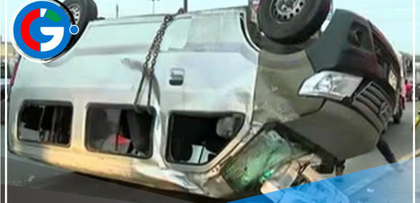 Miniván se accidenta en Panamericana Sur