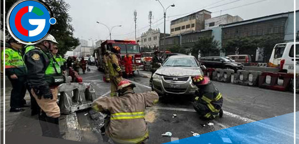 Vehículo vuelca en la Avenida Abancay
