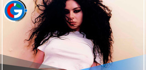 "Brat": La dualidad vibrante de Charli XCX en el pop contemporáneo