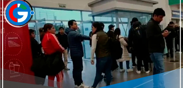 Pasajeros reclaman que LATAM aún no reprograma sus vuelos cancelados