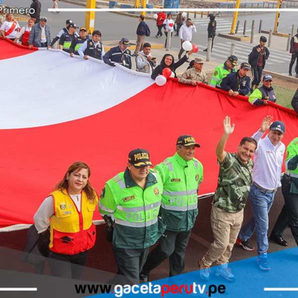 Alcalde de Comas y comunidad celebran con fervor patriótico el Día de la Bandera