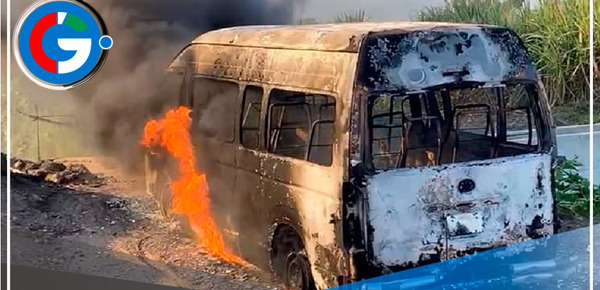 Tres delincuentes roban a 15 pasajeros de una combi y luego incendian vehículo