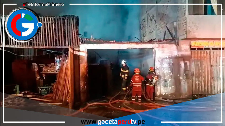 Incendio de gran magnitud consume depósito de madera y afecta viviendas en Carabayllo