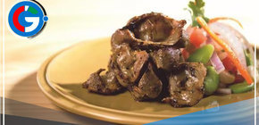 Cocina unas exquisitas mollejitas anticucheras