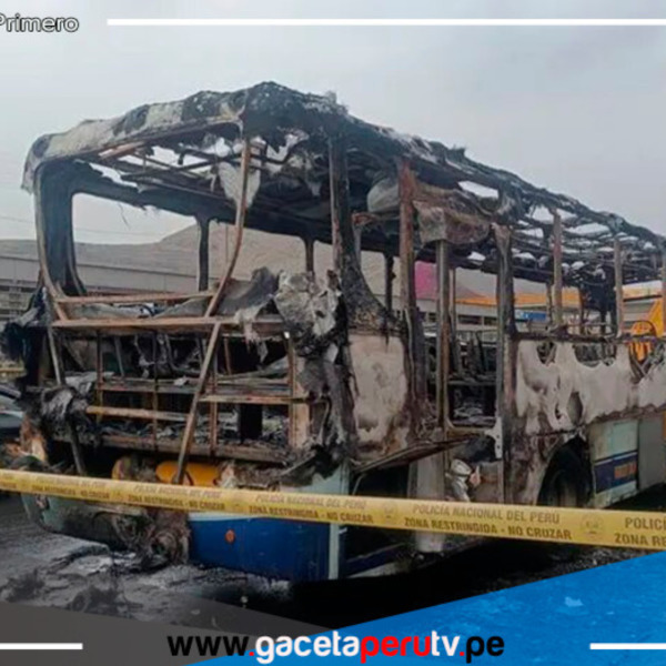 Bus de transporte público se incendia frente a la UNI