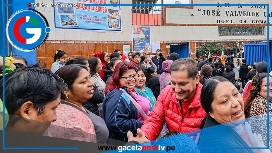 Alcalde de Comas visita colegios y promueve desfile cívico escolar