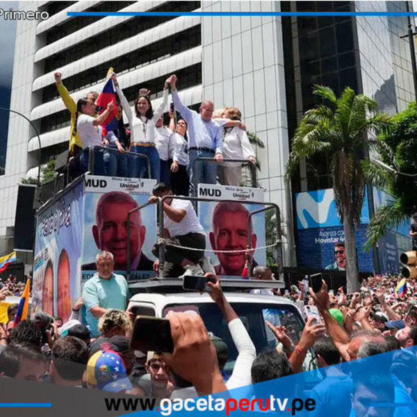 María Corina Machado Rechaza "Chantaje" del Gobierno Durante Concentración en Caracas