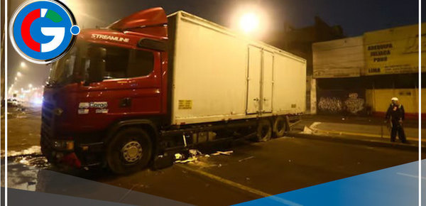 Camión choca con una vivienda en La Victoria