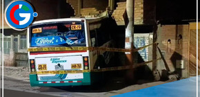 Bus se desengancha y causa daños materiales en una vivienda