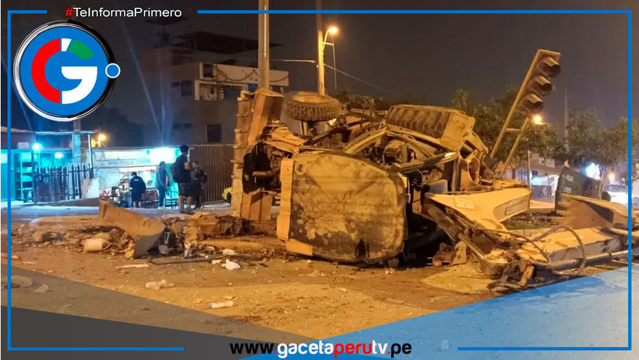 Retroexcavadora fuera de control causa destrozos en Lurigancho-Chosica