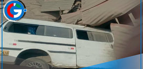 Combi cae sobre vivienda en Lomas de Zapallal