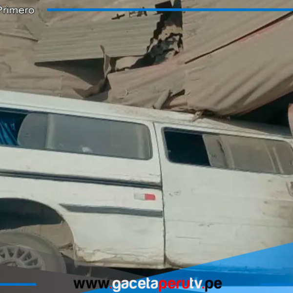 Combi cae sobre vivienda en Lomas de Zapallal