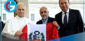 Cajamarquino entrega fotolibro al Papa León XIV