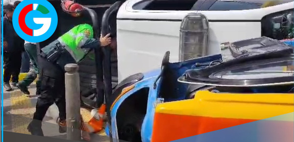 Camioneta policial y mototaxi protagonizan aparatoso accidente en la avenida Universitaria