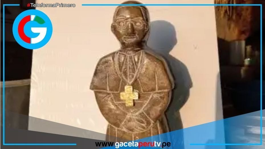 Artesano lambayecano talla miniescultura del Papa León XIV en piedra