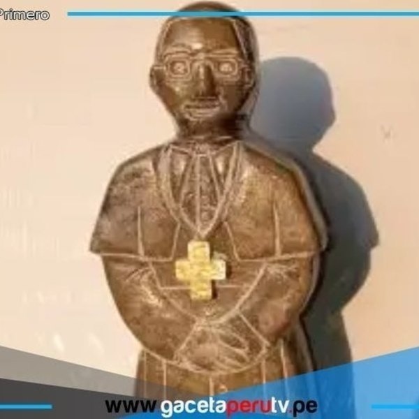 Artesano lambayecano talla miniescultura del Papa León XIV en piedra