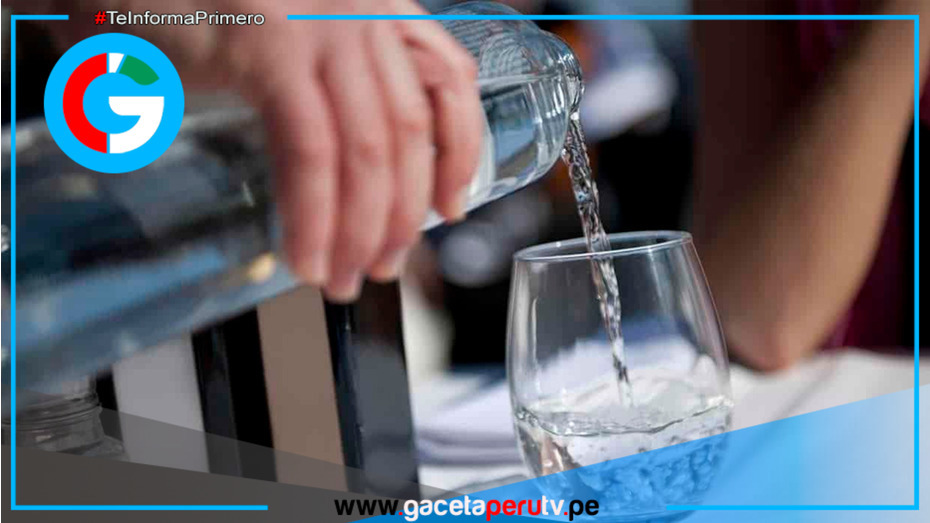 Proponen ley para que restaurantes y supermercados de agua gratis a clientes