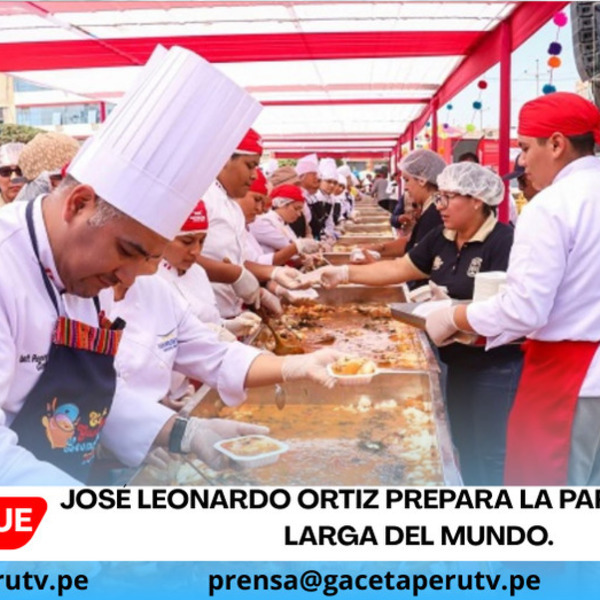 José Leonardo Ortiz prepara la parihuela más larga del mundo.